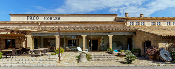 Exposició de mobles moderns a la botiga Paco Mobles